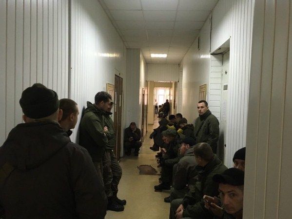 В помещении находятся около 30 человек с оружием. Фото: Страна