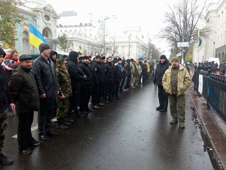 Семенченко назвал эти действия победой митингующих. Фото: facebook.com/dostali.hvatit