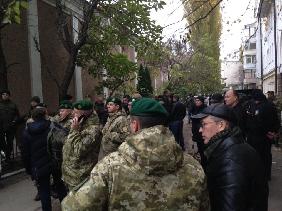 Под зданием суда собралась толпа. Фото: facebook.com/sasko.laps