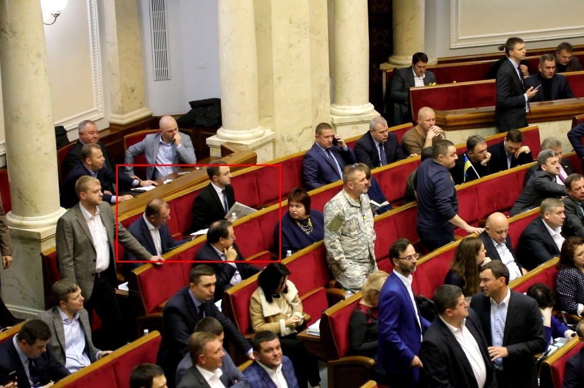 Депутати Кремінь і Бриченко намагалися прикритися листками паперу. Фото: chesno.org