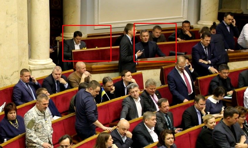 На задніх рядах були впевнені, що їх не видно. Фото: chesno.org