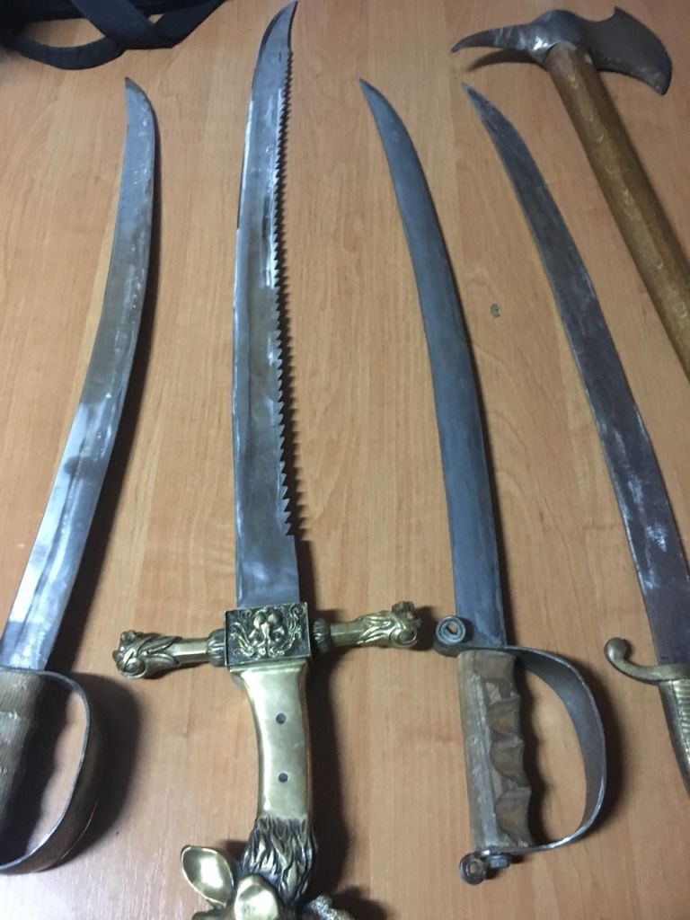 Найденное ​​старинное оружие передано сотрудникам Национальной полиции. Фото: dpsu.gov.ua