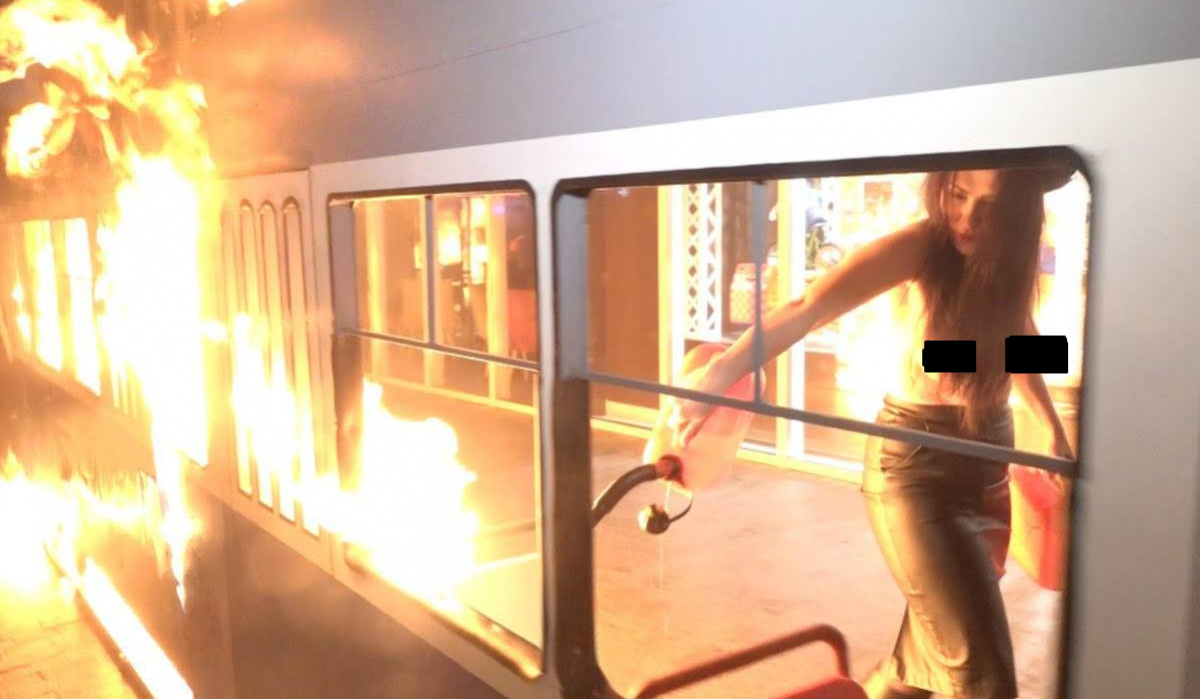 Активистка Femen сожгла декоративный вагон. Фото: facebook.com/femenukraine