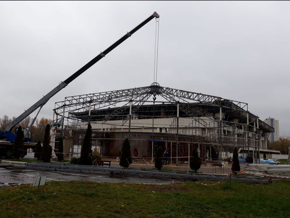 Летом 2017 года суд арестовал дельфинарий за мошенничество в особо крупных размерах, однако он продолжал работать почти до ноября. Фото: facebook.com/oleg.sinelnikov.73