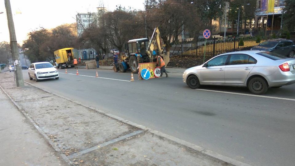Из-за старых инженерных коммуникаций страдают столичные дороги. Фото: facebook.com/kievavtodor