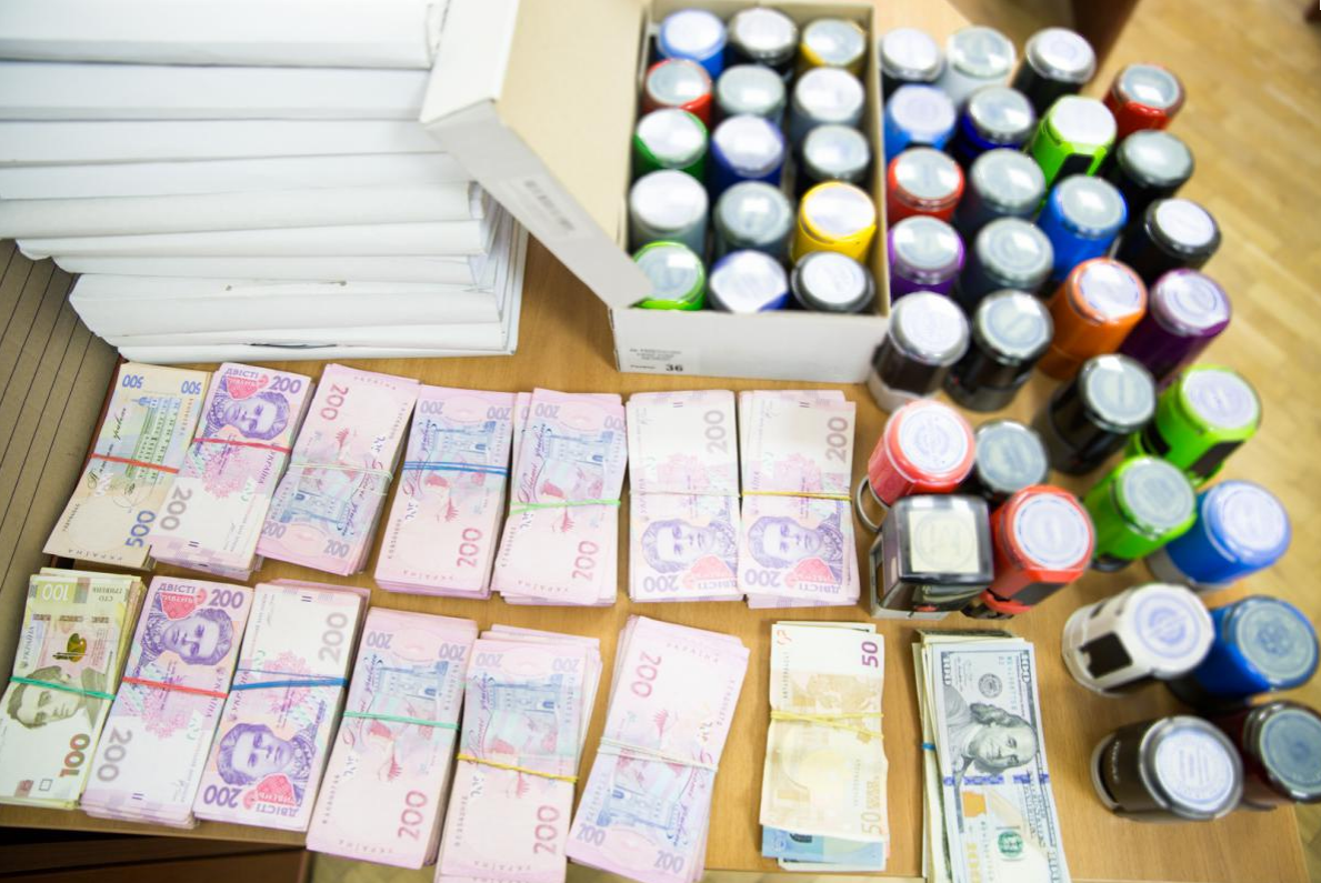 При обыске изъяли более 45 фиктивных печатей. Фото: nabu.gov.ua