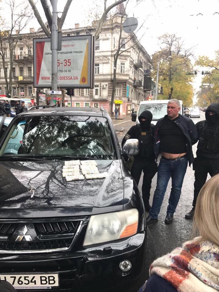 На взятке задержали ряд чиновников. Фото: facebооk.cоm/LlutsenkoYuri