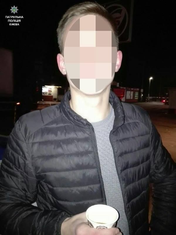 Підозрюваних затримали біля розважального закладу. Фото: facebook.com/patrolpolice.gov.ua