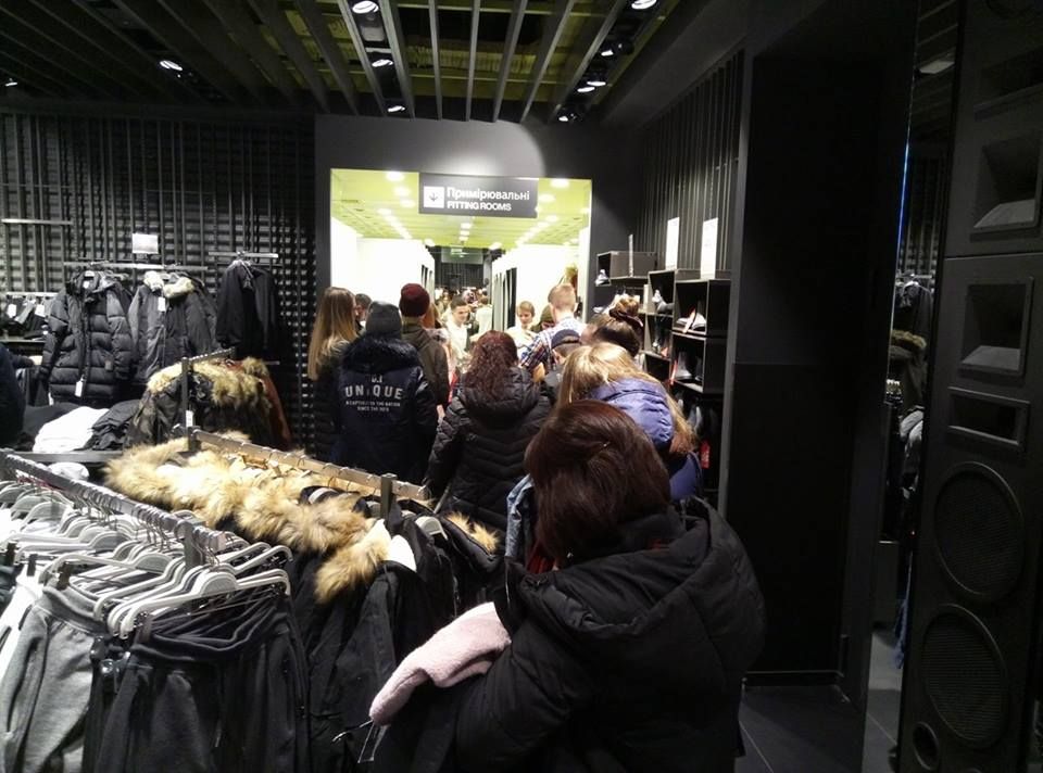 В магазинах безліч мисливців за знижками. Фото: Країна