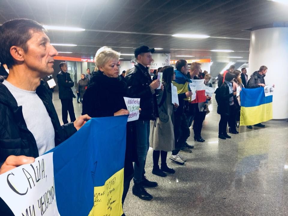Акция в поддержку украинских политзаключенных в РФ в аэропорту Выршавы. Фото: facebook.com/AmbasadaUkrainywPolsce