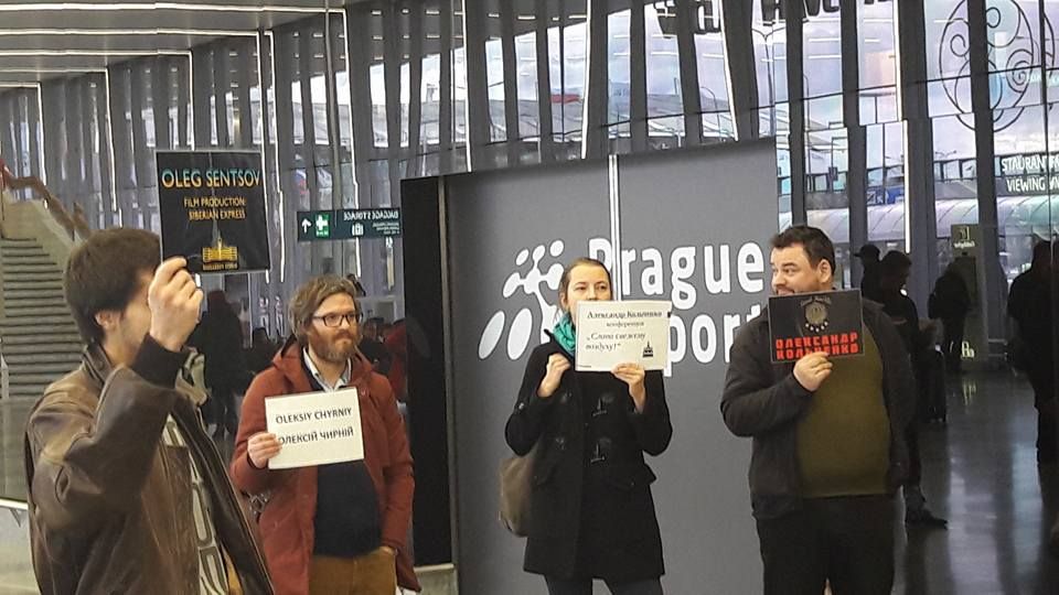 Акция в поддержку украинских политзаключенных в РФ в аэропорту Праги. Фото: facebook.com/yevhen.perebyinis