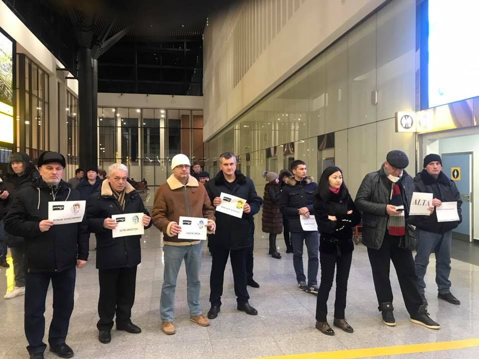 Акция в поддержку украинских политзаключенных в РФ в аэропорту Астаны. Фото: facebook.com/UkrEmbKz