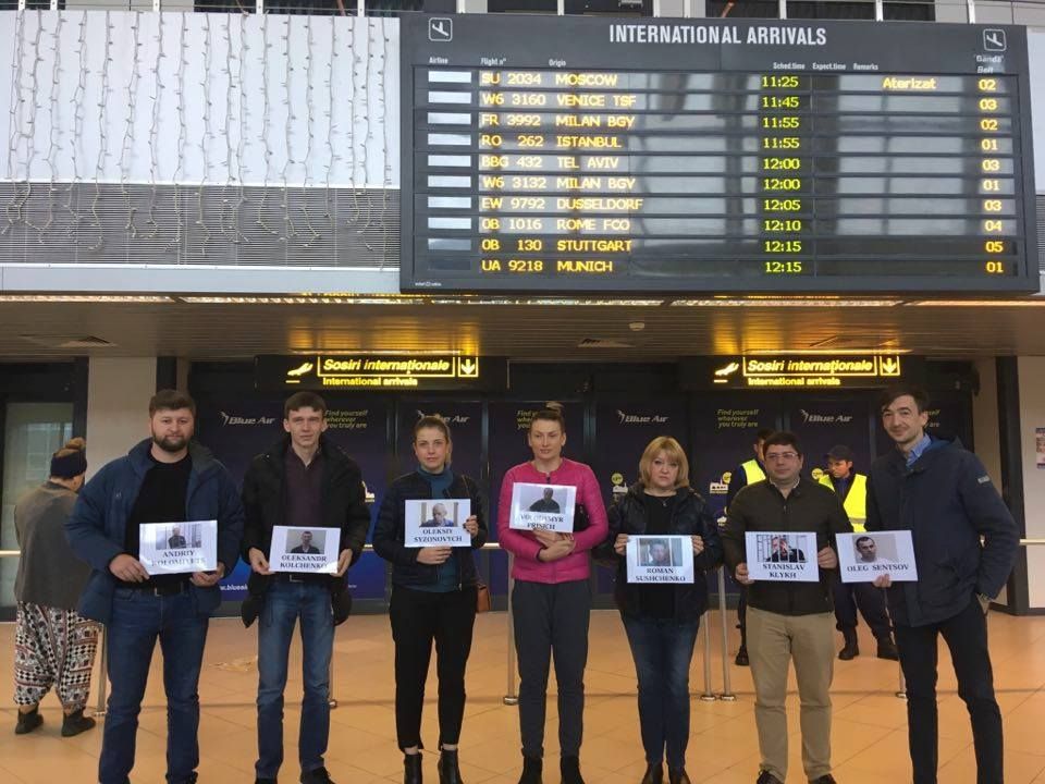 Акция в поддержку украинских политзаключенных в РФ в аэропорту Бухареста. Фото: facebook.com/Ukr.Embassy.Romania