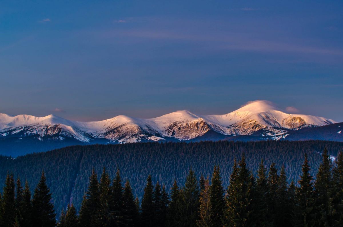 Рассвет в Карпатах. Фото: facebook.com/IvanHasiuk
