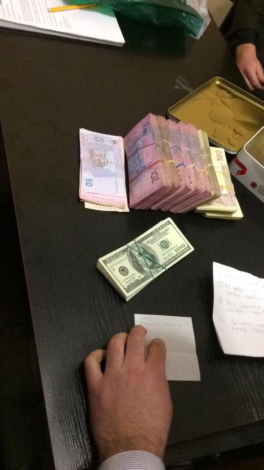 Заму прокурора принесли коробку Rafaello с деньгами. Фото: 