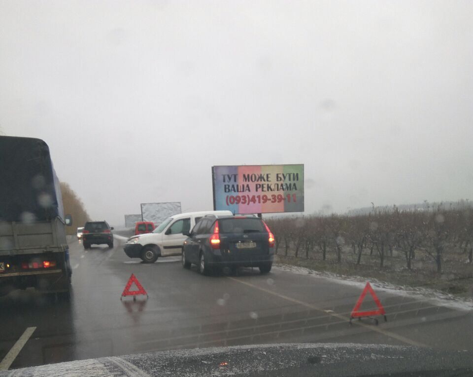 Заносы автомобилей на скользкой трассе являются основными причинами ДТП. Фото: dtp.kiev.ua