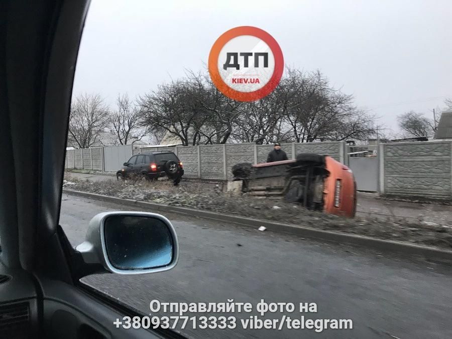 Машины вылетают за пределы трассы из-за отсутствия отбойника. Фото: dtp.kiev.ua