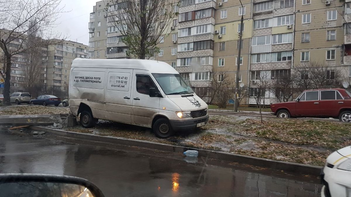 Автомобили разворачивает и выбрасывает за проезжую часть. Фото: dtp.kiev.ua
