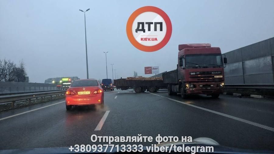 Занос фуры может перекрыть больше двух полос на дороге. Фото: dtp.kiev.ua