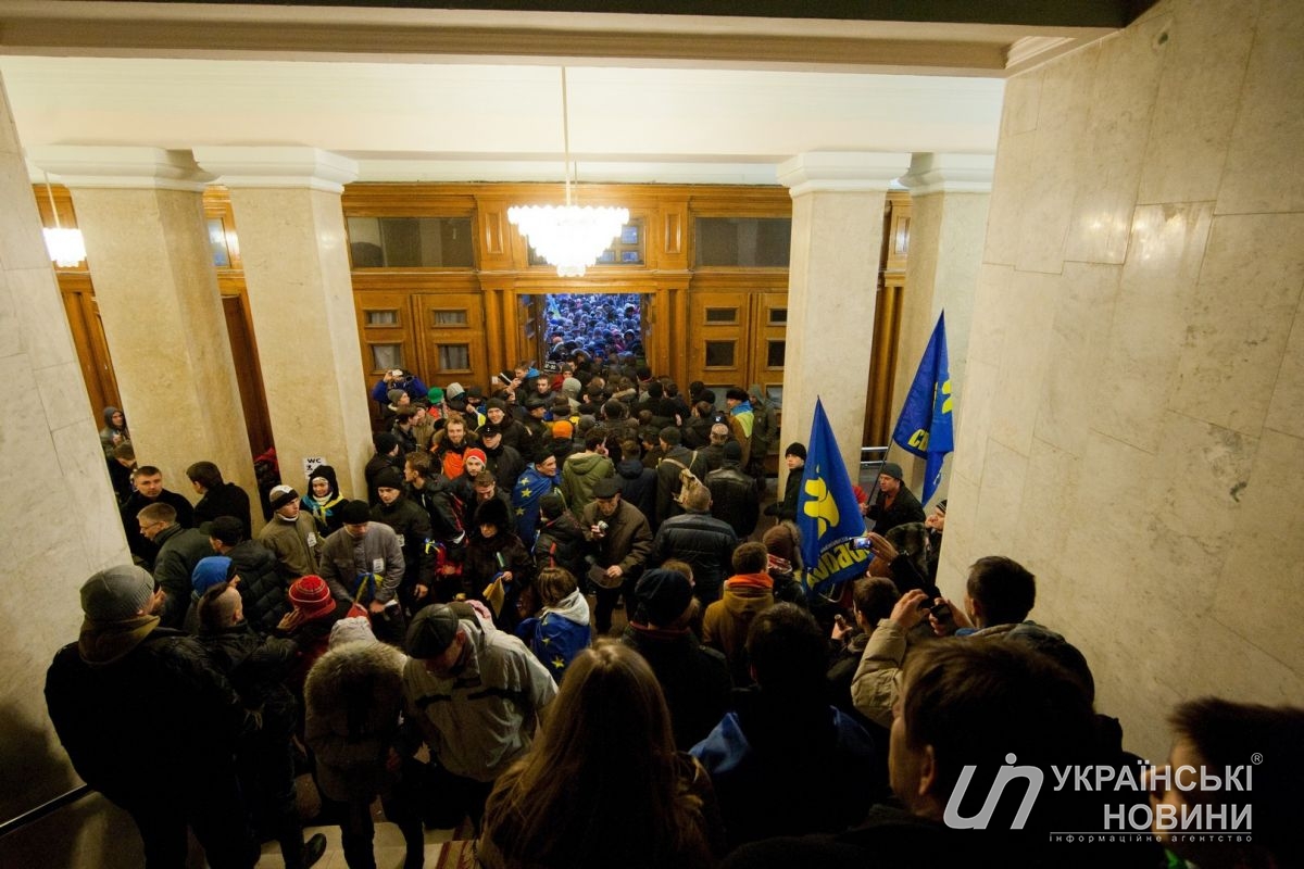 Митингующие проникли в здание Киевгорадминистрации
