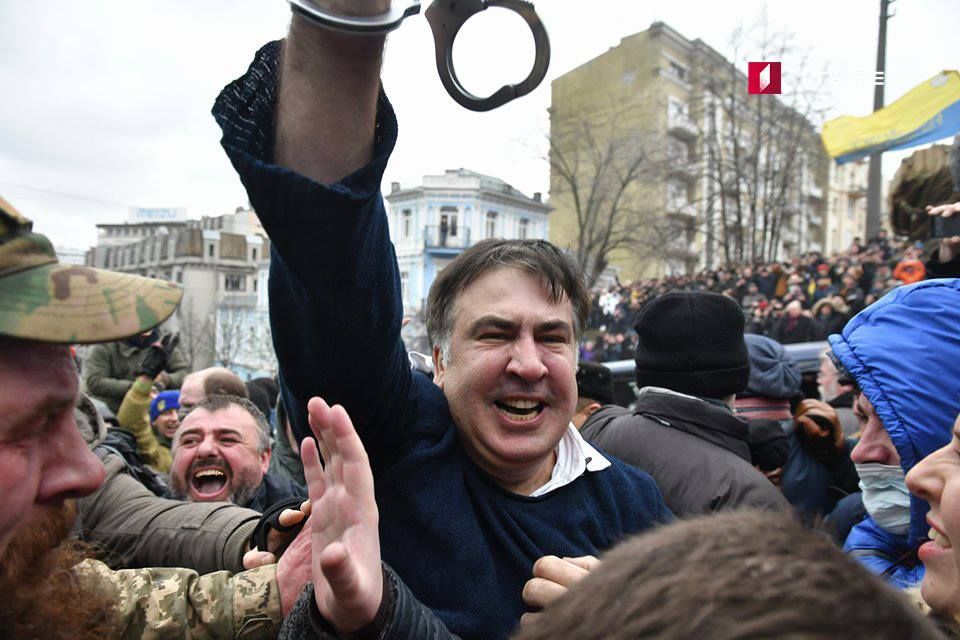 Саакашвили не смогли увезти на допрос. Фото: @ukrpravda_news/автор Anietta Kandelaki