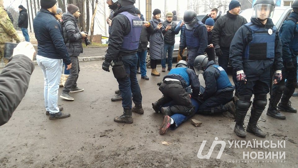 Виникають бійки між поліцією та активістами
