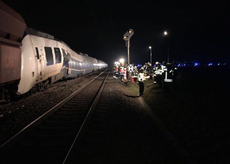 На место аварии приехало несколько машин экстренных служб. Фото: twitter.com/FWMeerbusch