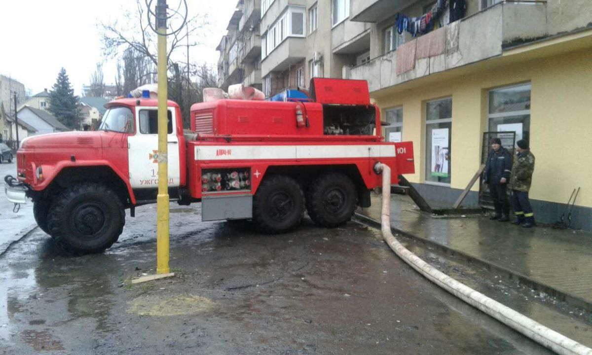 З підвалів і дворів вже викачали 527 кубометрів води. Фото: dsns.gov.ua