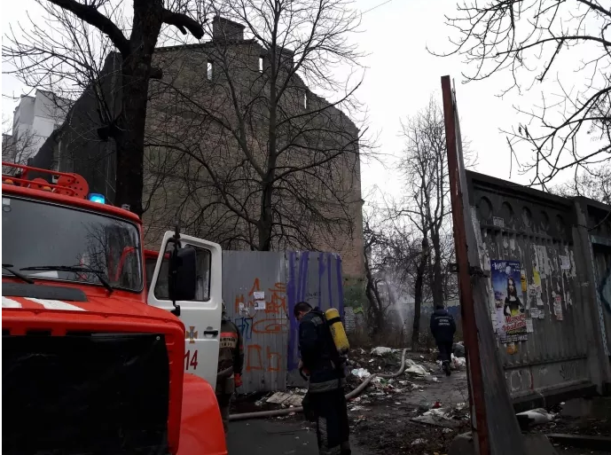 На месте происшествия есть авто спасательной службы, патрульной полиции и скорая. Фото: pravda.com.ua