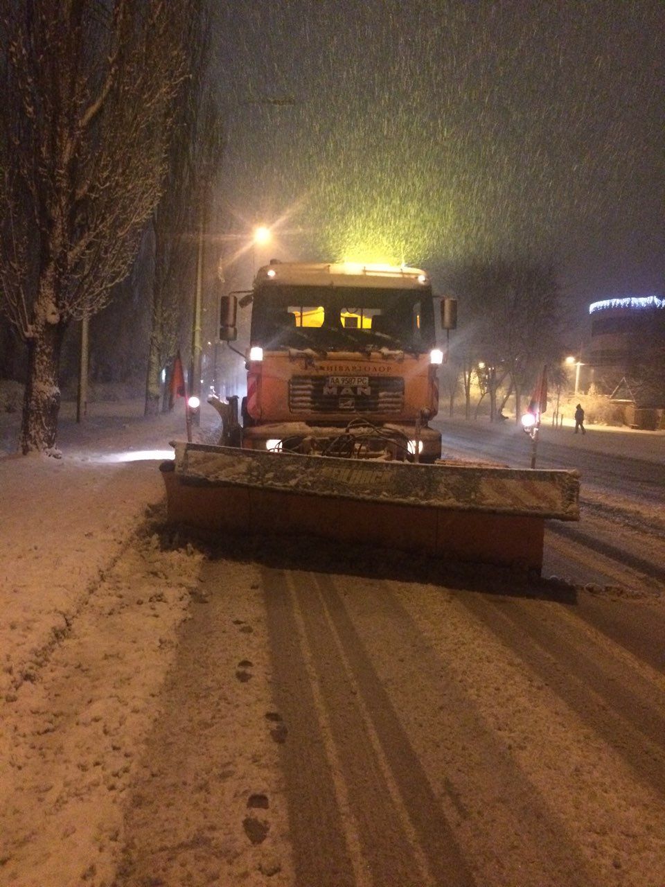 Снег в Киеве начался после обеда. Фото: kyivcity.gov.ua