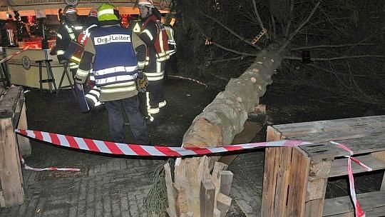 У Німеччині на ярмарку впала ялинка. Фото: aachener-nachrichten.de
