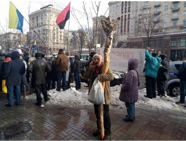 Активістів закликають дотримуватися порядок, засідання почнеться з хвилини на хвилину. Фото: Страна.иа