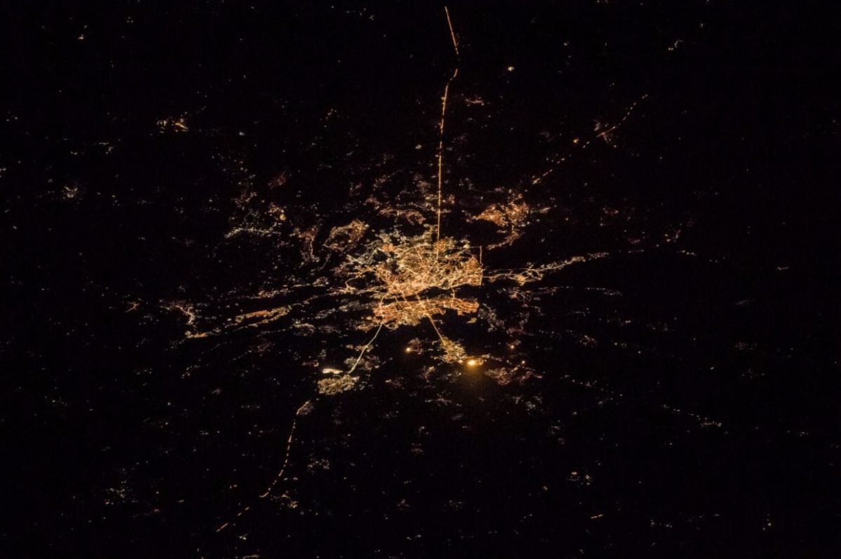 Киев сияет ночными огнями. Фото: @AstroKomrade