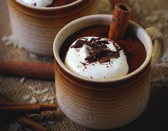 Горячий шоколад не только вкусен, но и полезен для новогоднего настроения. Фото: pinterest.com