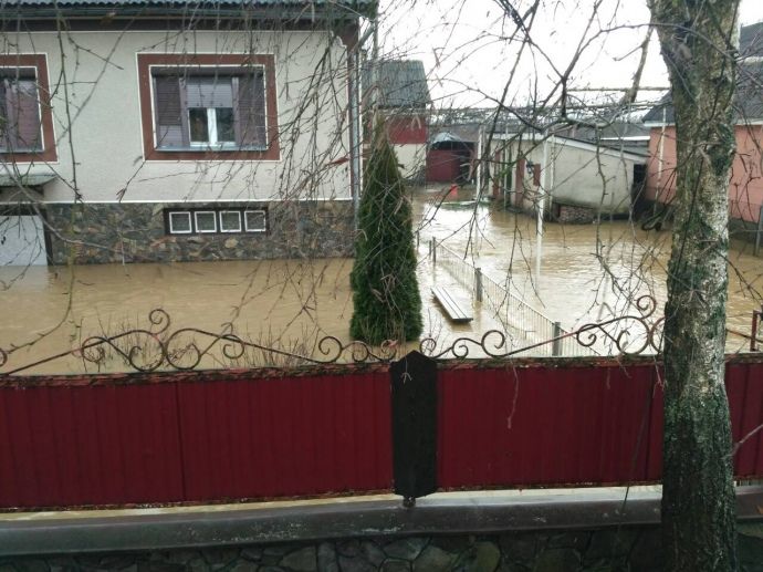 Во дворах домов стоит вода. Фото: moskal.in.ua