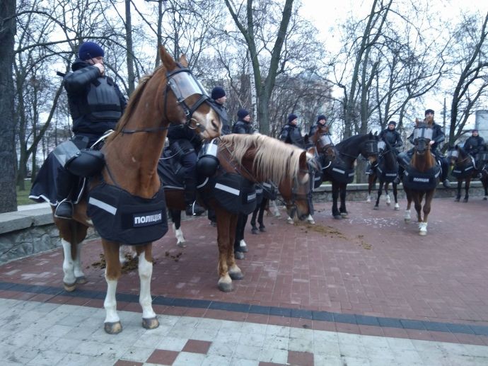 Марш сопровождает конная полиция. Фото: pravda.com.ua/Евгений_Руденко