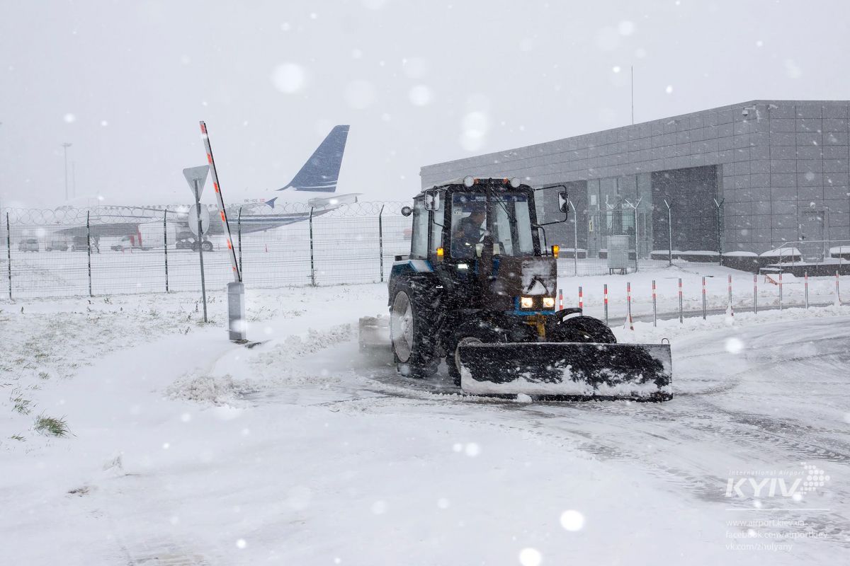 Аэропорт расчищают от снега. Фото: facebook.com/airportkiev
