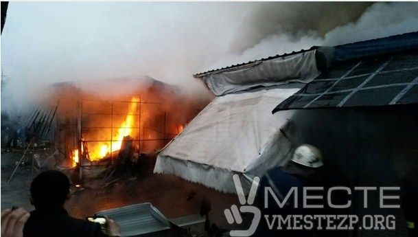 На месте происшествия работают пожарные. Фото: vmestezp.org