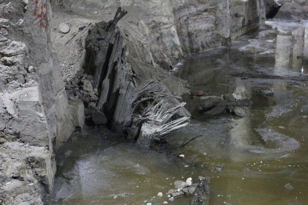 Артефакты. Деревянные строения могут не пережить зиму. Фото: А. Морина

