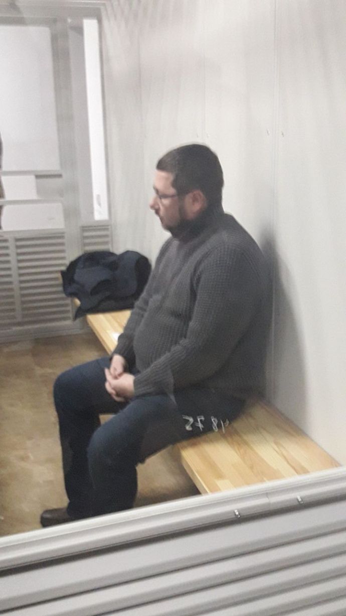 Подсудимого поместили в стекляный бокс. Фото: pravda.com.ua