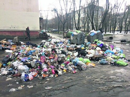 Улица Щербаковского. Возле жилых домов &mdash; уже огромная свалка. Фото: Д. Костюк

