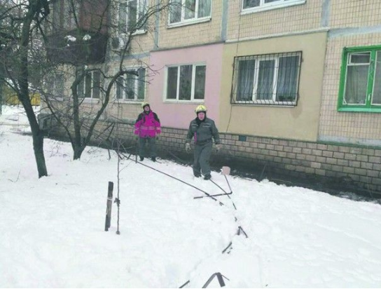 Спасатели снимают с крыш разные конструкции, которые были сломаны под тяжестью снега. Фото: КАСС