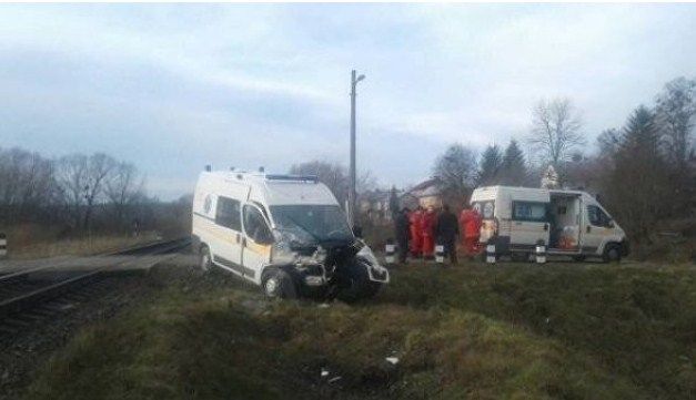 Патрульные полицейские уточняют обстоятельства ДТП. Фото: ГУНП во Львовской области 