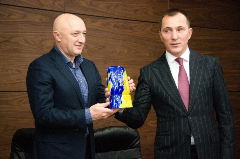 Президент Федерации бокса Украины Владимир Продивус вручил сертификат на новую квартиру полтавскому боксеру Александру Хижняку