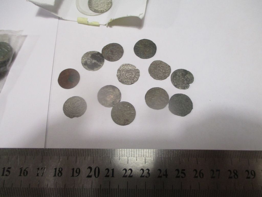 Всього було виявлено 123 старовинні монети, з яких - 110 мідних та 13 срібних монет часів Речі Посполитої, датовані ХVIII століттям. Фото: dpsu.gov.ua