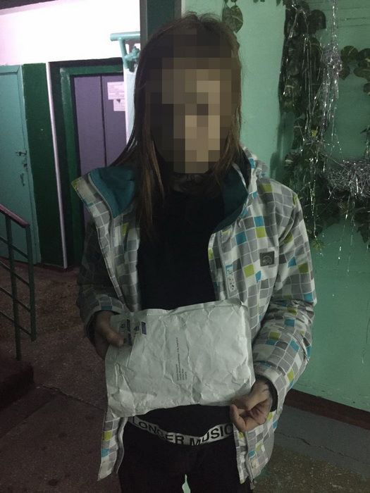 СБУ задержала киевлянина по подозрению в контрабанде наркотиков. Фото: facebook.com/SecurSerUkraine