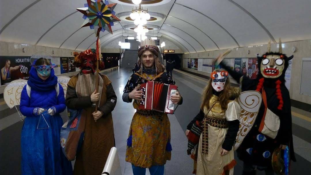Участники вертепа надевают яркие костюмы. Facebook/halyna lystvak