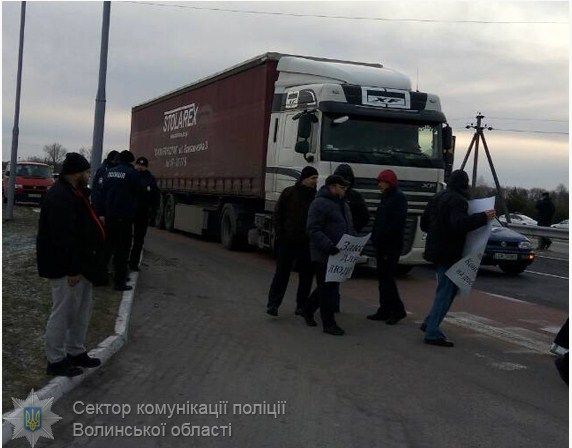 В акции принимают участие 70 человек, которые непрерывно ходят по пешеходному переходу.