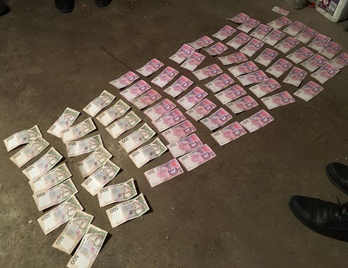 СБУ задержала полицейских во время получения взятки. Фото: facebook.com/SecurSerUkraine