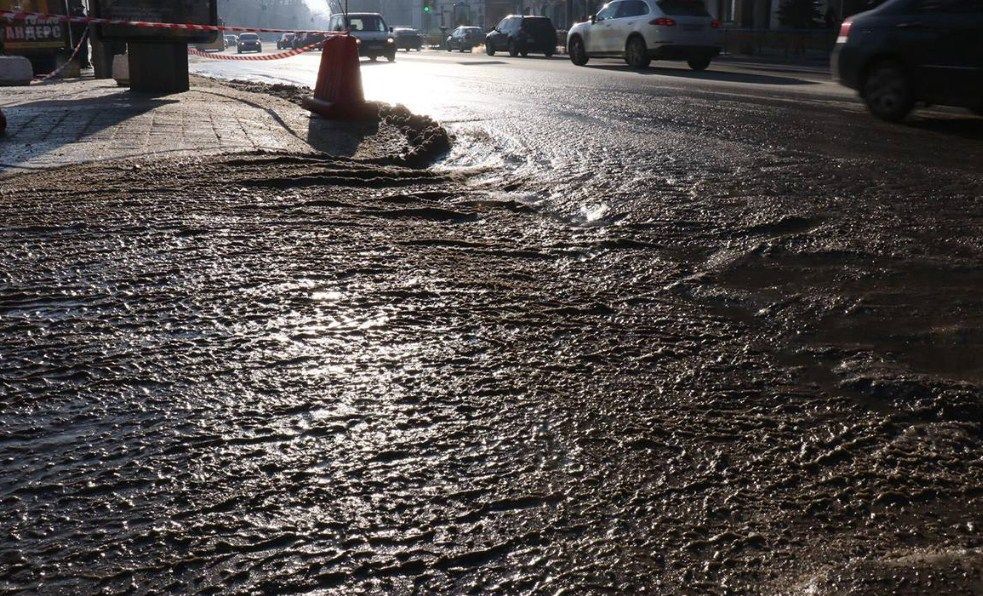 Прорив труби стався біля готелю
